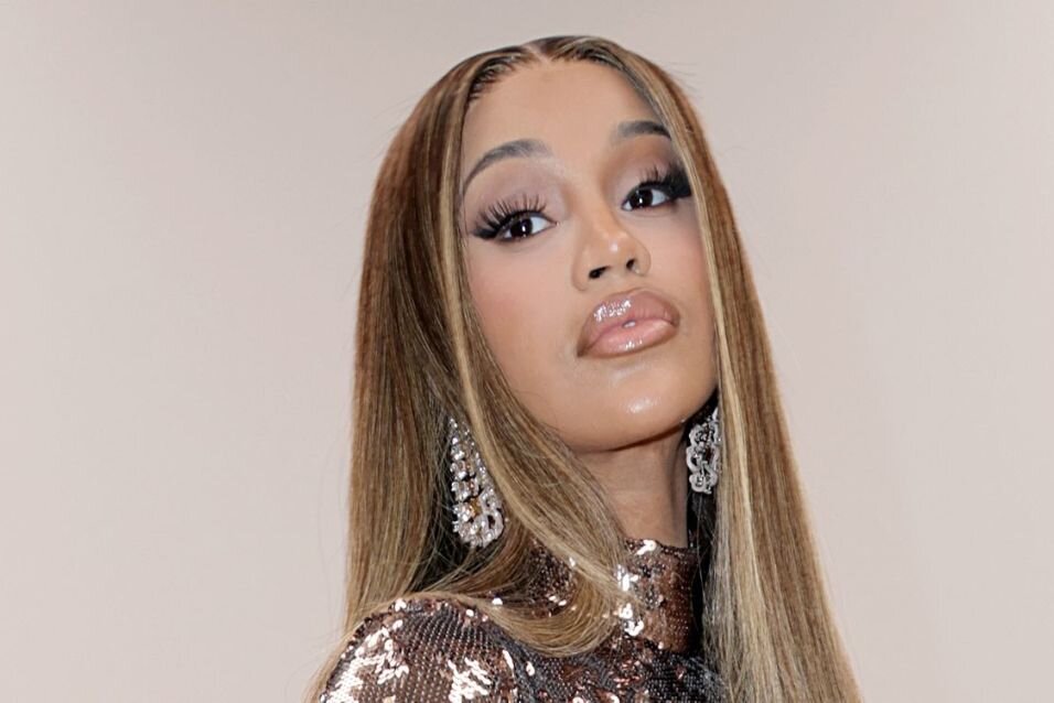 Weil Sie Mit Einem Drink Beworfen Wurde: Cardi B Wirft Mikro Nach Fan ...