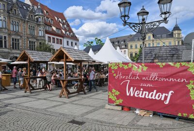 Weindorf in Zwickau: Hauptmarkt wird zum gemütlichen Treffpunkt - Das Weindorf Zwickau hat auf dem Hauptmarkt geöffnet. Foto: Ralf Wendland