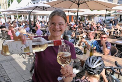 Weindorf in Zwickau: Hauptmarkt wird zum gemütlichen Treffpunkt - Mara Guthe aus Dresden schenkt Wein aus der Pfalz aus. Foto: Ralf Wendland