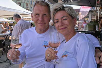 Weindorf in Zwickau: Hauptmarkt wird zum gemütlichen Treffpunkt - Matthias Richter und Solveig Graupner aus Zwickau genießen es im Weindorf zu sein - ein Besuch am Stand ihres Lieblingsweingutes gehört dazu. Foto: Ralf Wendland