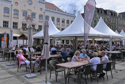 Weindorf in Zwickau: Hauptmarkt wird zum gemütlichen Treffpunkt - Das Weindorf Zwickau hat auf dem Hauptmarkt geöffnet. Foto: Ralf Wendland