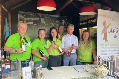 Weinfest Chemnitz: Diese Promis verkaufen Wein für den guten Zweck - Beim Weinstand vom Lukas Stern e. V. werden einige prominente Gäste den Weinausschank für den guten Zweck unterstützen. 