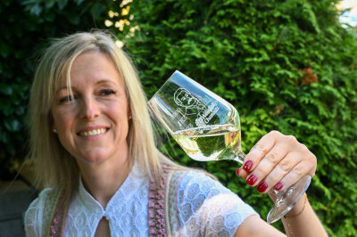 Weinfest Chemnitz startet am 26. Juli wieder in der City - Katrin Reichelt (SEG Unternehmensgruppe) präsentiert das neue Glas.