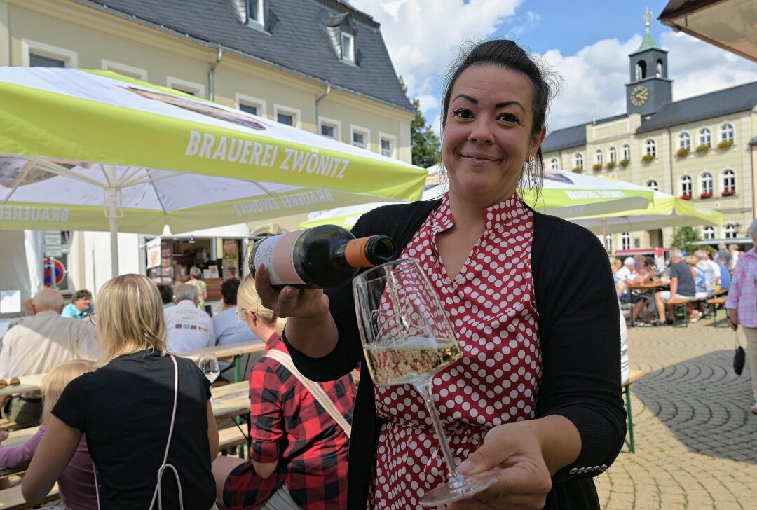 Weinfest-Händler ziehen positive Bilanz - Beim Weinfest in Zwönitz - im Bild Katrin Bednarz vom Weinhaus Vollandt. Foto: Ralf Wendland