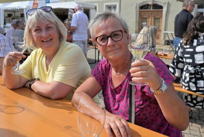 Weinfest-Händler ziehen positive Bilanz - Beim Weinfest in Zwönitz - im Bild Cornelia Seiferth aus Oberpfannenstiel und Romi Jarzombek aus Chemnitz. Foto: Ralf Wendland