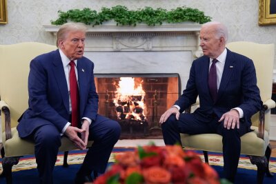 Weißes Haus: Trump und Biden führten zweistündiges Gespräch - Biden und Trump im Oval Office.