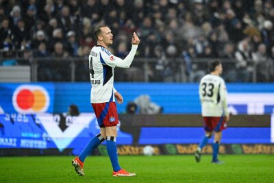 Weiter Krisenmodus: HSV gegen Schalke nur 2:2 - Hamburgs Sebastian Schonlau versucht seine Mannschaft nach dem Schalker Ausgleich zu motivieren.