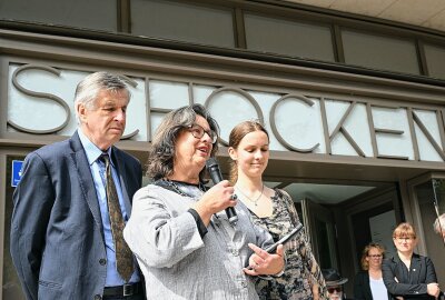 Weitere 23 Stolpersteine erinnern in Chemnitz an NS-Opfer - Nachfahren der Familie Strauß kamen zur Verlegung am ehemaligen Kaufhaus Schocken. Von links: John Forster, Claudia Strauß Forster und Helen Strauß. 