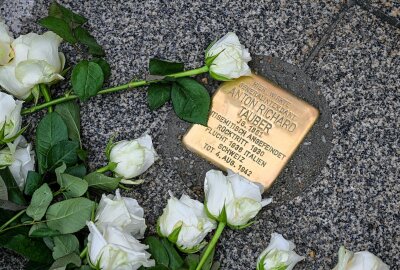 Weitere 23 Stolpersteine erinnern in Chemnitz an NS-Opfer - Theaterplatz Opernhaus wo der Stein für Anton Richard Tauber verlegt wurde. Foto: Andreas Seidel