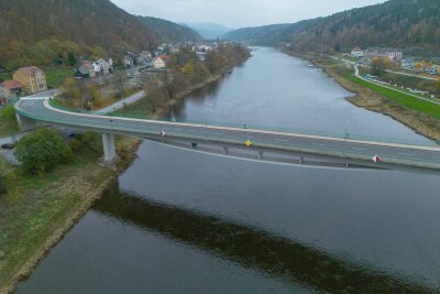 Weitere Messungen an gesperrter Elbbrücke in Bad Schandau - An der gesperrten Elbbrücke in Bad Schandau beginnen weitere Untersuchungen (Foto: Archiv)