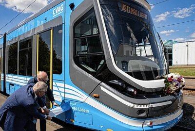 Weitere Straßenbahn getauft - Petr Nedvedický, Oberbürgermeister von Usti nad Labem, und der Chemnitzer Oberbürgermeister Sven Schulze tauften die Bahn auf den Namen der tschechischen Partnerstadt. Foto: CVAG