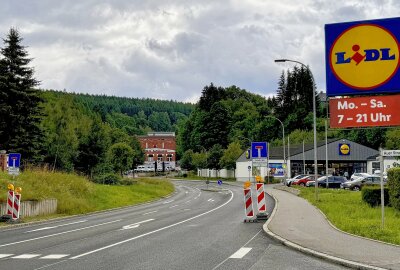 Weitere Straßensperrung: Verkehrschaos im Erzgebirge erreicht neuen Höhepunkt - Unter Vollsperrung laufen Straßensanierungsmaßnahmen an der B169/Kobaltstraße in Schneeberg. Foto: Ralf Wendland