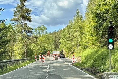 Weitere Straßensperrung: Verkehrschaos im Erzgebirge erreicht neuen Höhepunkt - Im Bereich der B283 werden am Ortseingang Bockau aus Richtung Aue Arbeiten zur Errichtung einer Böschungssicherung durchgeführt. Foto: Ralf Wendland