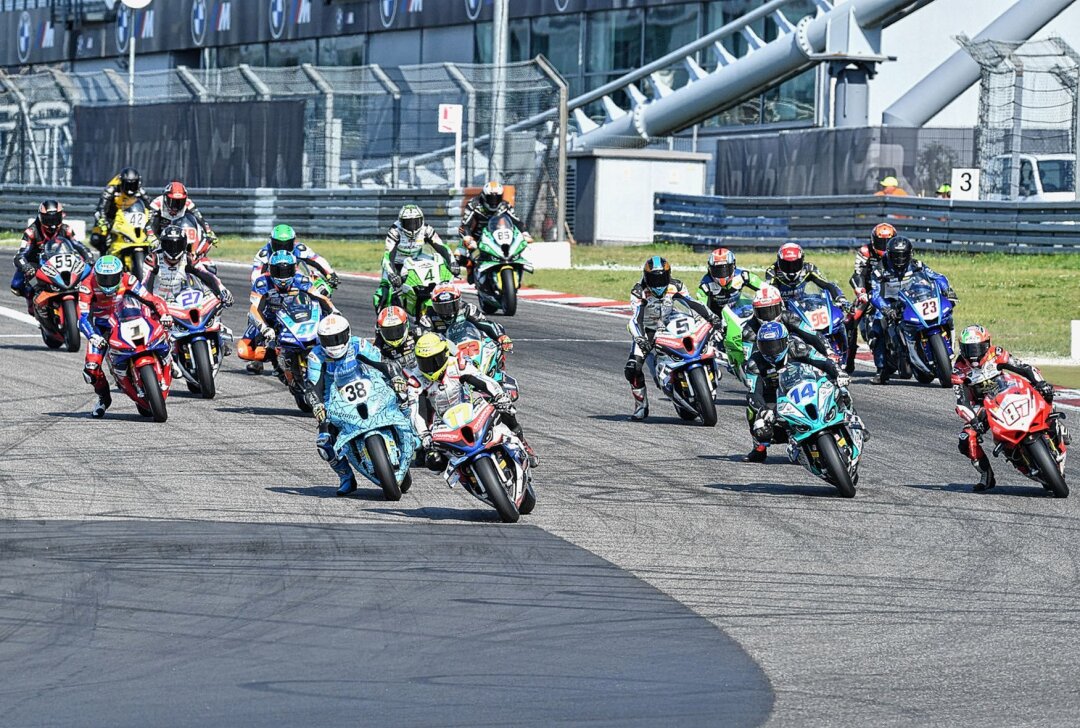 Weitere tolle Erfolge bei der IDM in der Eifel - Start zum ersten Rennen der IDM Superbike. Foto: Thorsten Horn