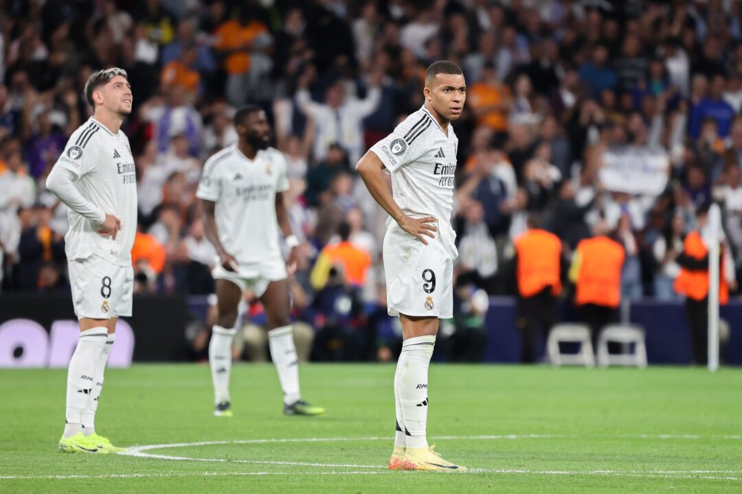 Weiterer Etappensieg für Mbappé im Millionenstreit mit PSG - Kylian Mbappé (r) wartet auf sein Geld von PSG - es geht um über 50 Millionen Euro.