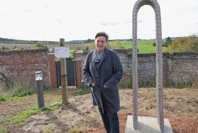 Weiteres Kunstwerk am Purple Path in Stollberg enthüllt - Die Skulptur "Bogen" von Leonora Salihu (im Bild) befindet sich an der Gedenkstätte des ehemaligen Frauengefängnisses in Stollberg. Foto: Ralf Wendland