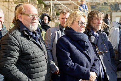 Weiteres Kunstwerk am Purple Path in Stollberg enthüllt - In Stollberg ist ein weiteres Kunstwerk am Purple Path eingeweiht worden - im Bild Kurator Alexander Ochs (li.) und daneben Kulturministerin Barbara Klepsch. Foto: Ralf Wendland