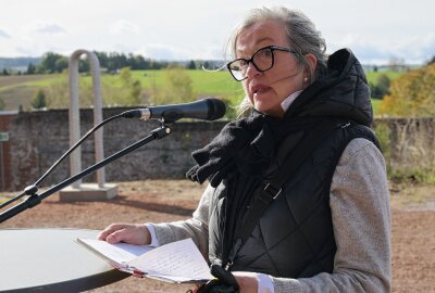 Weiteres Kunstwerk am Purple Path in Stollberg enthüllt - Die Einweihung war für Margitta Brecke, die in Hoheneck inhaftiert war, sehr emotional. Foto: Ralf Wendland