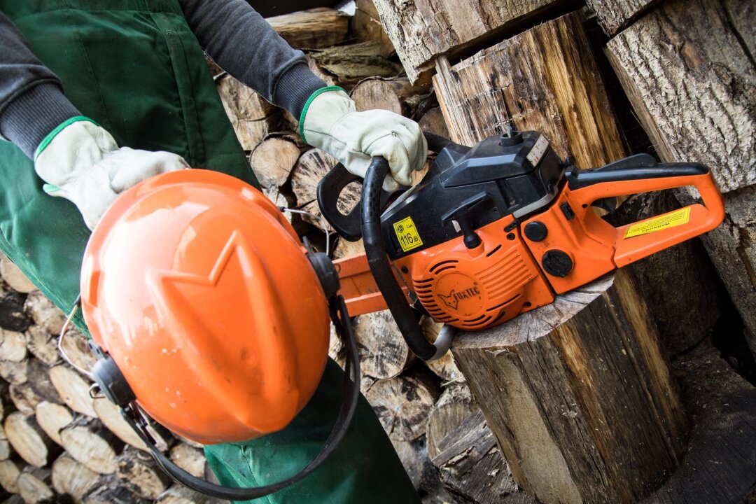 Welche Arbeitskleidung steuerlich absetzbar ist - Berufskleidung wie Uniformen, Schutzanzüge oder Sicherheitsschuhe können steuerlich geltend gemacht werden.