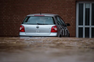 Welche Versicherung zahlt Wasserschäden am Auto? - Versicherungsschutz bei Überschwemmungsschäden: Teil- und Vollkaskoversicherungen decken Elementarereignisse typischerweise ab.