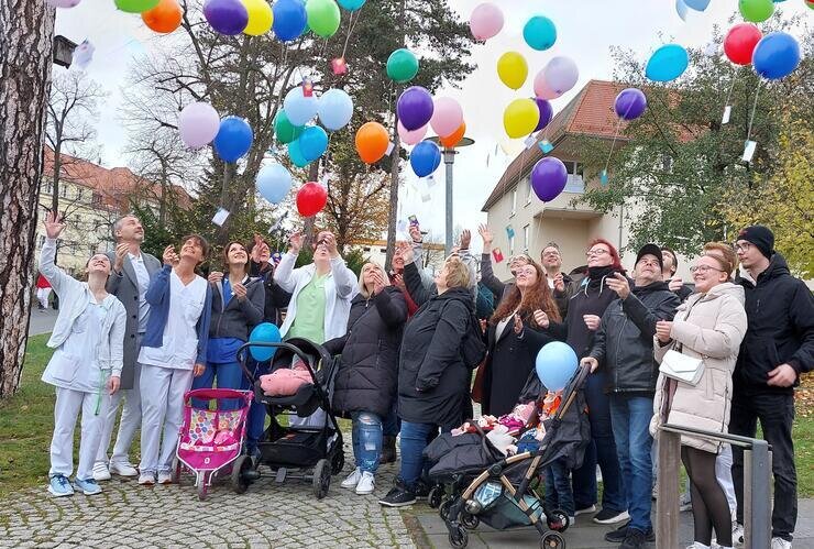 Welt-Frühgeborenen-Tag: Vogtland-Klinikum setzt Zeichen der Hoffnung - Zum Welt-Frühgeborenen-Tages schickte das Helios Vogtland-Klinikum in Plauen Wunschballons in den Himmel. Foto: Karsten Repert