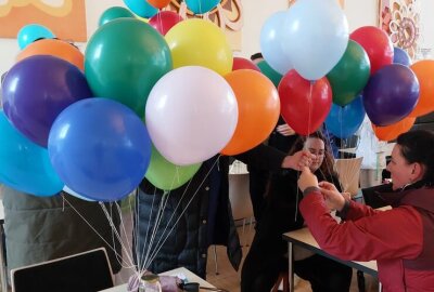 Welt-Frühgeborenen-Tag: Vogtland-Klinikum setzt Zeichen der Hoffnung - Zum Welt-Frühgeborenen-Tages schickte das Helios Vogtland-Klinikum in Plauen Wunschballons in den Himmel. Foto: Karsten Repert