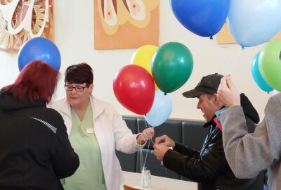 Welt-Frühgeborenen-Tag: Vogtland-Klinikum setzt Zeichen der Hoffnung - Zum Welt-Frühgeborenen-Tages schickte das Helios Vogtland-Klinikum in Plauen Wunschballons in den Himmel. Foto: Karsten Repert