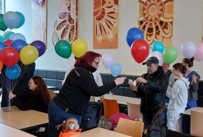 Welt-Frühgeborenen-Tag: Vogtland-Klinikum setzt Zeichen der Hoffnung - Zum Welt-Frühgeborenen-Tages schickte das Helios Vogtland-Klinikum in Plauen Wunschballons in den Himmel. Foto: Karsten Repert