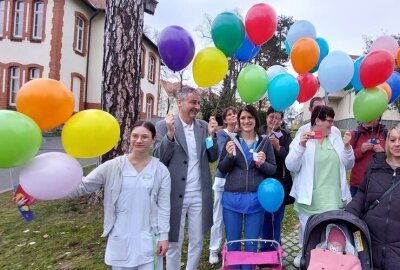 Welt-Frühgeborenen-Tag: Vogtland-Klinikum setzt Zeichen der Hoffnung - Zum Welt-Frühgeborenen-Tages schickte das Helios Vogtland-Klinikum in Plauen Wunschballons in den Himmel. Foto: Karsten Repert