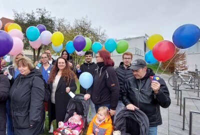 Welt-Frühgeborenen-Tag: Vogtland-Klinikum setzt Zeichen der Hoffnung - Zum Welt-Frühgeborenen-Tages schickte das Helios Vogtland-Klinikum in Plauen Wunschballons in den Himmel. Foto: Karsten Repert