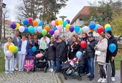 Welt-Frühgeborenen-Tag: Vogtland-Klinikum setzt Zeichen der Hoffnung - Zum Welt-Frühgeborenen-Tages schickte das Helios Vogtland-Klinikum in Plauen Wunschballons in den Himmel. Foto: Karsten Repert