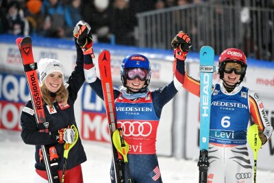 Weltcup: Slalomfahrerin Dürr wird Dritte in Levi - Siegerin Mikaela Shiffrin (Mitte), Katharina Liensberger (links) und Lena Dürr auf Platz drei (rechts) jubeln in Levi.