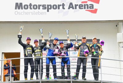 Weltrekord beim Sidecar Festival Oschersleben - Siegerehrung mit Markus Schlosser, Luca Schmidt, Harry Payne, Kevin Rousseau, Tim Reeves und Mark Wilkes (v. l. n. r.). Foto: Anett Kalkutschke