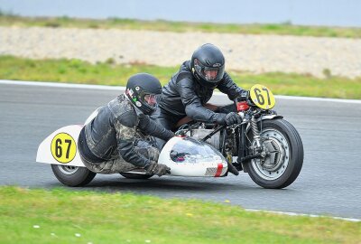 Weltrekord beim Sidecar Festival Oschersleben - Gerd Rieger/Niklas Reichardt aus Jößnitz bzw. Lichtenstein hatten ebenso viel Fahrspaß ... Foto: Thorsten Horn