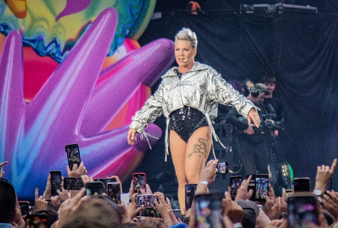 Weltstar Pink begeistert vor 44.000 Zuschauern in Leipzig - Pink begeistert Fans mit ihrer Musik und einer akrobatischen Show. Foto: Anika Weber