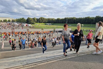 Weltstar Pink begeistert vor 44.000 Zuschauern in Leipzig - Pink begeistert Fans mit ihrer Musik und einer akrobatischen Show. Foto: Anika Weber