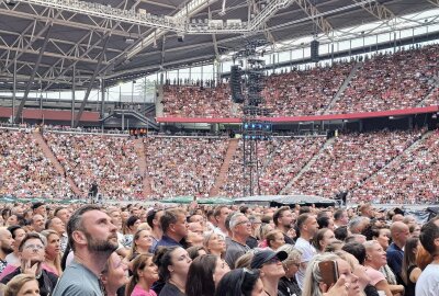 Weltstar Pink begeistert vor 44.000 Zuschauern in Leipzig - Pink begeistert Fans mit ihrer Musik und einer akrobatischen Show. Foto: Anika Weber