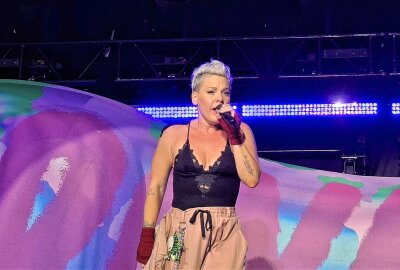 Weltstar Pink begeistert vor 44.000 Zuschauern in Leipzig - Pink begeistert Fans mit ihrer Musik und einer akrobatischen Show. Foto: Anika Weber