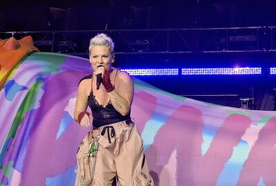 Weltstar Pink begeistert vor 44.000 Zuschauern in Leipzig - Pink begeistert Fans mit ihrer Musik und einer akrobatischen Show. Foto: Anika Weber