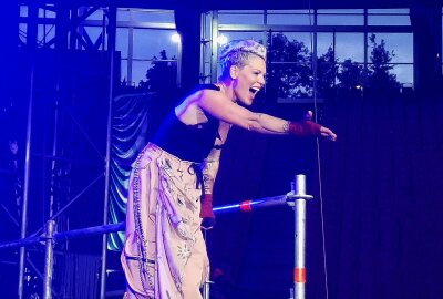 Weltstar Pink begeistert vor 44.000 Zuschauern in Leipzig - Pink begeistert Fans mit ihrer Musik und einer akrobatischen Show. Foto: Anika Weber