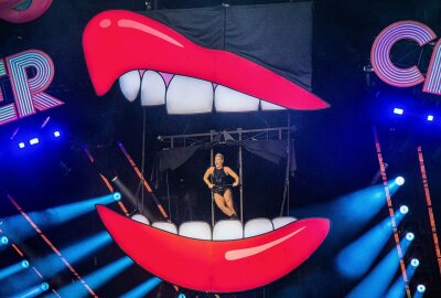 Weltstar Pink begeistert vor 44.000 Zuschauern in Leipzig - Pink begeistert Fans mit ihrer Musik und einer akrobatischen Show. Foto: Anika Weber