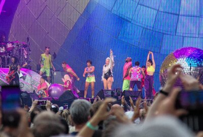 Weltstar Pink begeistert vor 44.000 Zuschauern in Leipzig - Pink begeistert Fans mit ihrer Musik und einer akrobatischen Show. Foto: Anika Weber