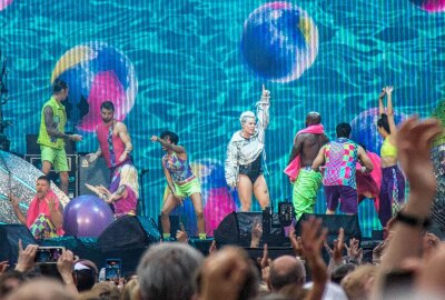 Weltstar Pink begeistert vor 44.000 Zuschauern in Leipzig - Pink begeistert Fans mit ihrer Musik und einer akrobatischen Show. Foto: Anika Weber