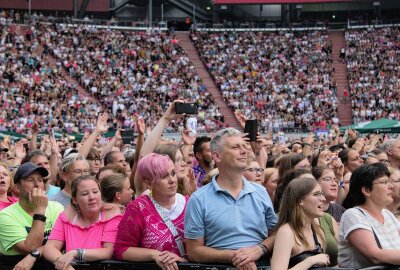 Weltstar Pink begeistert vor 44.000 Zuschauern in Leipzig - Pink begeistert Fans mit ihrer Musik und einer akrobatischen Show. Foto: Anika Weber