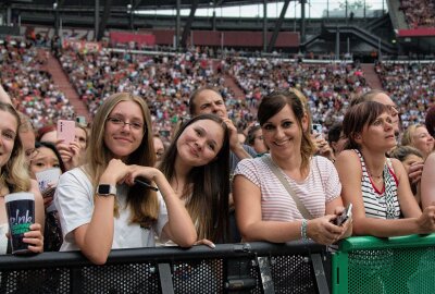 Weltstar Pink begeistert vor 44.000 Zuschauern in Leipzig - Pink begeistert Fans mit ihrer Musik und einer akrobatischen Show. Foto: Anika Weber