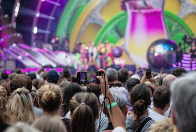 Weltstar Pink begeistert vor 44.000 Zuschauern in Leipzig - Pink begeistert Fans mit ihrer Musik und einer akrobatischen Show. Foto: Anika Weber