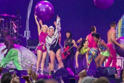 Weltstar Pink begeistert vor 44.000 Zuschauern in Leipzig - Pink begeistert Fans mit ihrer Musik und einer akrobatischen Show. Foto: Anika Weber