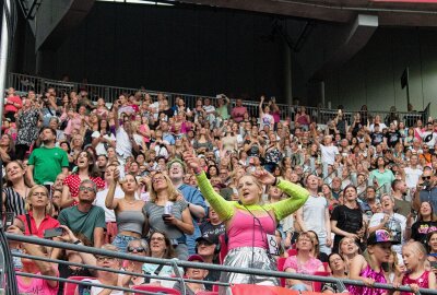 Weltstar Pink begeistert vor 44.000 Zuschauern in Leipzig - Pink begeistert Fans mit ihrer Musik und einer akrobatischen Show. Foto: Anika Weber