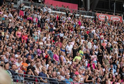 Weltstar Pink begeistert vor 44.000 Zuschauern in Leipzig - Pink begeistert Fans mit ihrer Musik und einer akrobatischen Show. Foto: Anika Weber