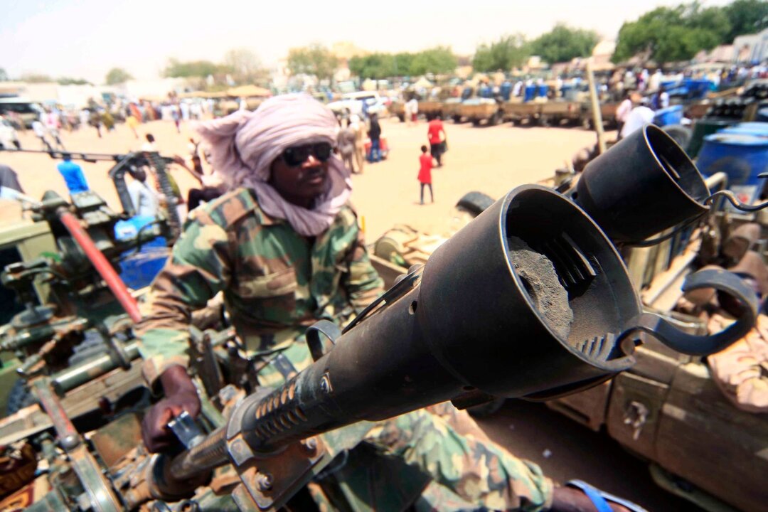 Weltstrafgericht: Gräuel in Darfur nehmen zu - Ein Milizionär mit militärischer Ausrüstung, die angeblich während eines Gefechts im umkämpften Gebiet in Süd-Darfur erbeutet wurde (Archivbild).